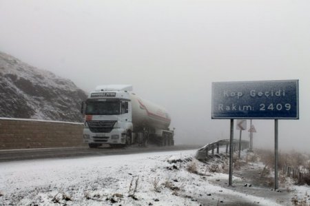 Kop Dağı'nda kar ve tipi etkili oluyor