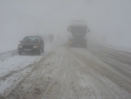 Kop Dağı'nda olumsuz hava şartları yüzünden araçlar yoldan çıktı