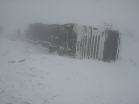Kop Dağı'nda olumsuz hava şartları yüzünden araçlar yoldan çıktı