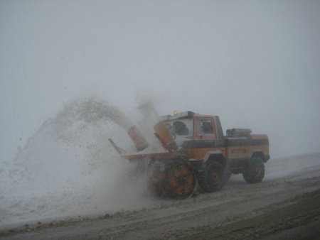 Kop Dağı'nda olumsuz hava şartları yüzünden araçlar yoldan çıktı