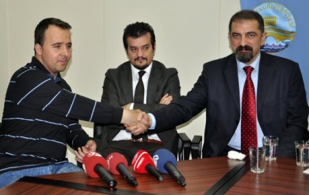 Kopan kolunu diken doktorlarıyla tokalaştı