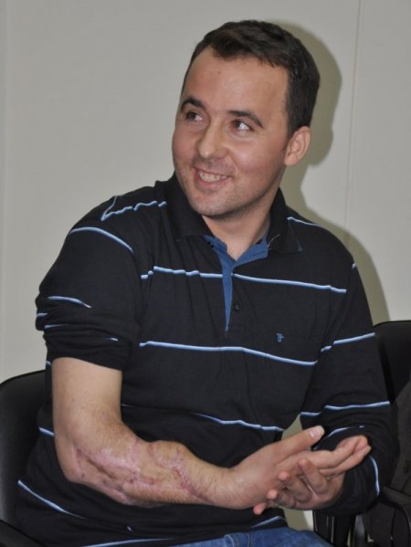 Kopan kolunu diken doktorlarıyla tokalaştı