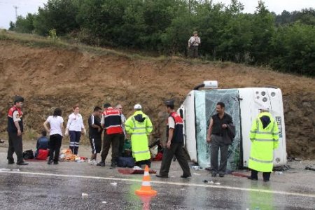 Köpeğe Çarpmamak İçin Ani Manevra Yapan Otobüs Kaza Yaptı: 25 Yaralı (2)