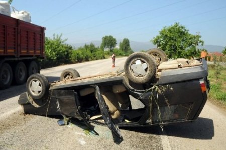 Köpeğe çarpmamak için takla atan araçta kopan parmak hastaneye yetiştirildi