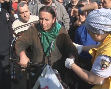 Köpeğin saldırısından korkarak ateş açan kişi, kadını ve köpeği yaraladı