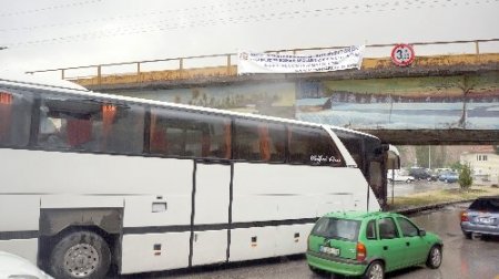 Köprü altında sıkışan otobüs, güçlükle çıkarıldı