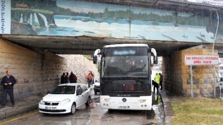 Köprü altında sıkışan otobüs, güçlükle çıkarıldı