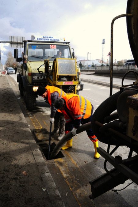 Köprü altlarında oluşan su taşkınlarını önlemek için ızgaralar temizleniyor