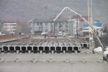 Köprü faciasında bulunamayan 5 kişi için aramalar devam ediyor