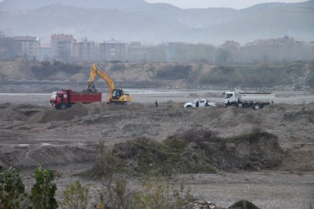 Köprü faciasında bulunamayan 5 kişi için aramalar devam ediyor