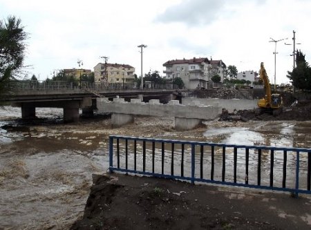 Köprü inşaatı sular altında kaldı
