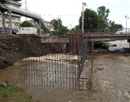 Köprü inşaatı sular altında kaldı
