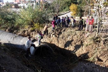 Köprü Yıkılınca Öğrenciler Dereyi Demir Merdiveni Tırmanarak Geçti