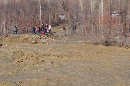 Köprü yıkılınca vatandaşlar mahsur kaldı