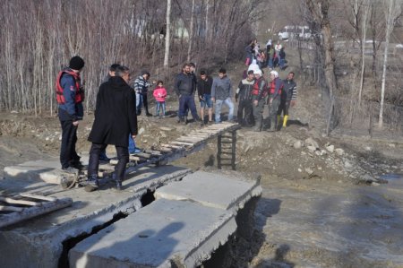 Köprü yıkılınca vatandaşlar mahsur kaldı