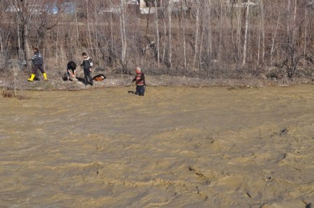 Köprü yıkılınca vatandaşlar mahsur kaldı