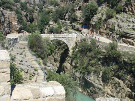Köprülü Kanyon'un altından yazın raftingciler, kışın doğa yürüyüşleri geçiyor