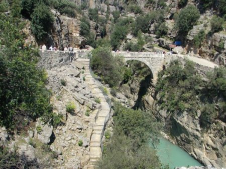 Köprülü Kanyon'un altından yazın raftingciler, kışın doğa yürüyüşleri geçiyor