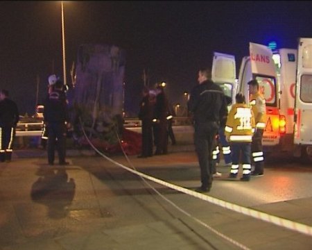 Köprülü kavşakta asılı kalan otomobilden son anda çıktılar