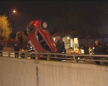 Köprülü kavşakta asılı kalan otomobilden son anda çıktılar