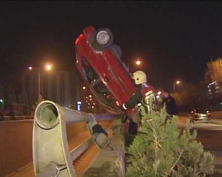 Köprülü kavşakta asılı kalan otomobilden son anda çıktılar