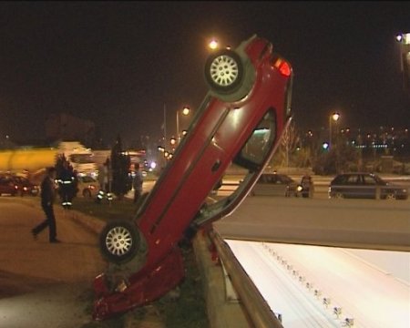 Köprülü kavşakta asılı kalan otomobilden son anda çıktılar