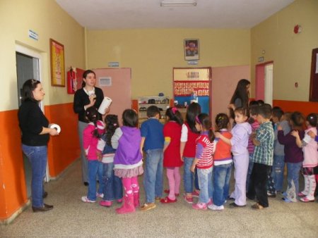 Köpük Balığı İle Öğrencilere El Temizliğini Aşılıyorlar