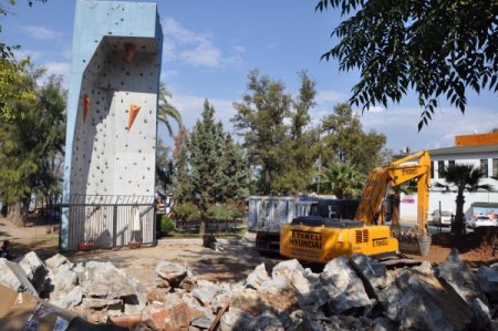 Kordon boyundaki anfi tiyatro yıkılıyor