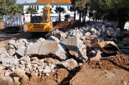 Kordon boyundaki anfi tiyatro yıkılıyor