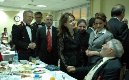 Kore Gazisi Garnizon Komutanına Bastonunu Hediye Etmek İstedi