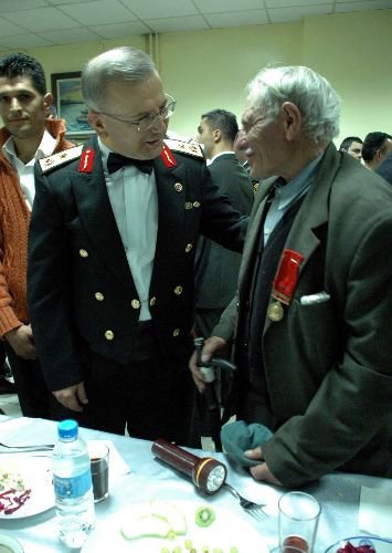 Kore Gazisi Garnizon Komutanına Bastonunu Hediye Etmek İstedi