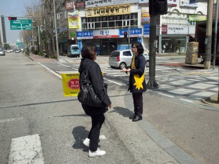 Koreli ‘Yeşil Anneler’, trafik lambalarında nöbet tutuyor