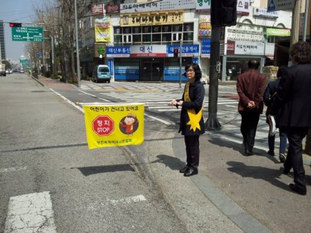 Koreli ‘Yeşil Anneler’, trafik lambalarında nöbet tutuyor