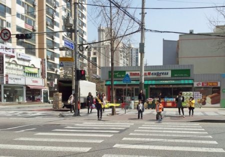 Koreli ‘Yeşil Anneler’, trafik lambalarında nöbet tutuyor