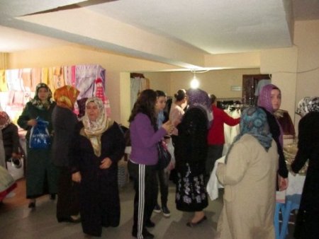 Körfez Eğitim Gönüllüleri Derneği öğrenciler için kermes düzenledi