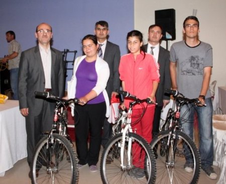 Korkuteli Körfez Dershanesi erken kayıt yaptıran öğrencileri ödüllendirdi