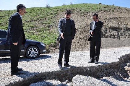 Korkut'ta geçen yıl yapılan köy yolları heyelanlar nedeniyle bozuldu