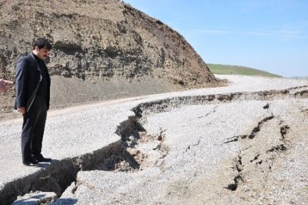 Korkut'ta geçen yıl yapılan köy yolları heyelanlar nedeniyle bozuldu