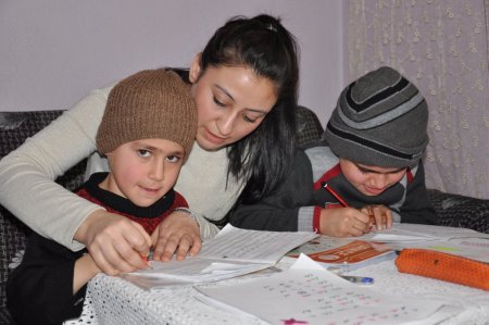 Korkut’ta kas hastası kardeşlere evde eğitim veriliyor