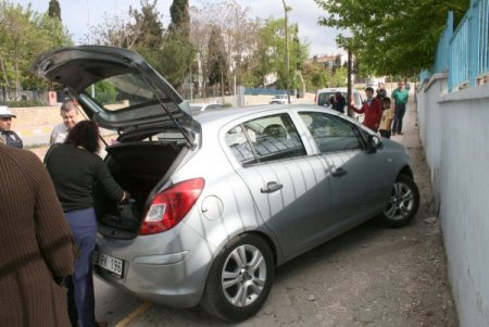 Korna Sesinden Korkan Kadın Sürücü Okul Duvarına Çarptı
