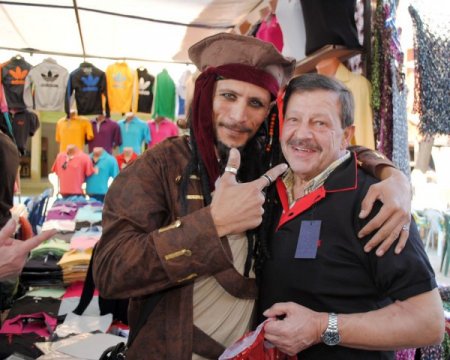Korsan elbisesiyle ilgi çeken esnaf satışlarını yüzde 30 arttırdı