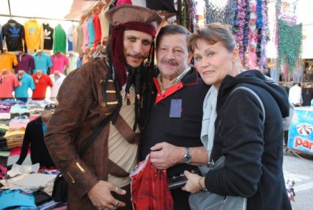 Korsan elbisesiyle ilgi çeken esnaf satışlarını yüzde 30 arttırdı