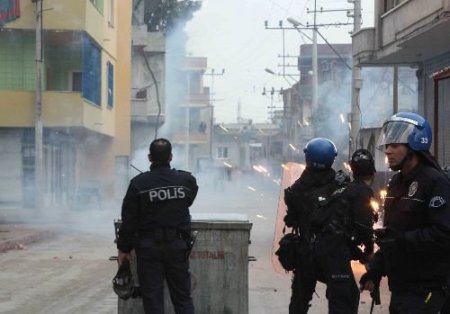 Korsan Gösteri Yapan Terör Örgütü Yandaşları Polise Havai Fişekle Saldırdı
