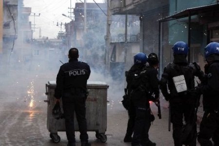 Korsan Gösteri Yapan Terör Örgütü Yandaşları Polise Havai Fişekle Saldırdı