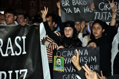 Korsan Göstericiler Okul Taşlayıp, Otobüs Durağını Yaktı
