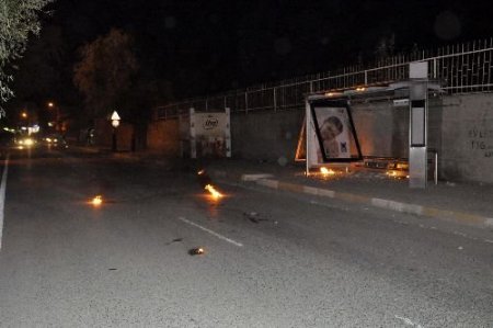 Korsan Göstericiler Okul Taşlayıp, Otobüs Durağını Yaktı