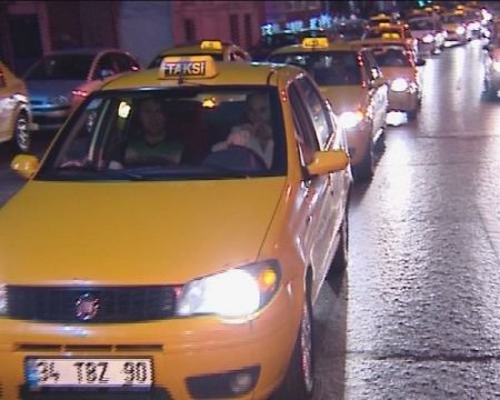 "korsana Hayır" Diyen Taksiciler Taksim Meydanı'nı Trafiğe Kapadı