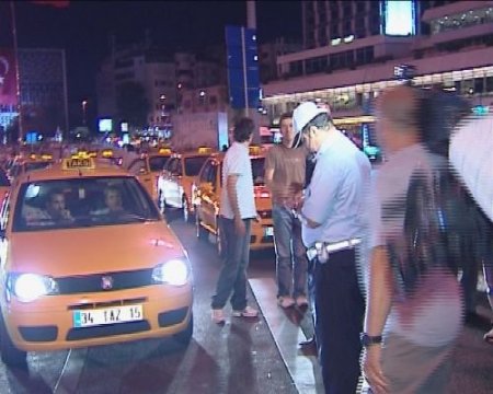 "korsana Hayır" Diyen Taksiciler Taksim Meydanı'nı Trafiğe Kapadı