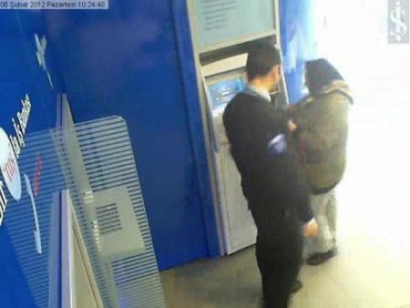Koruduğu Bankanın Müşterilerini Dolandırdı