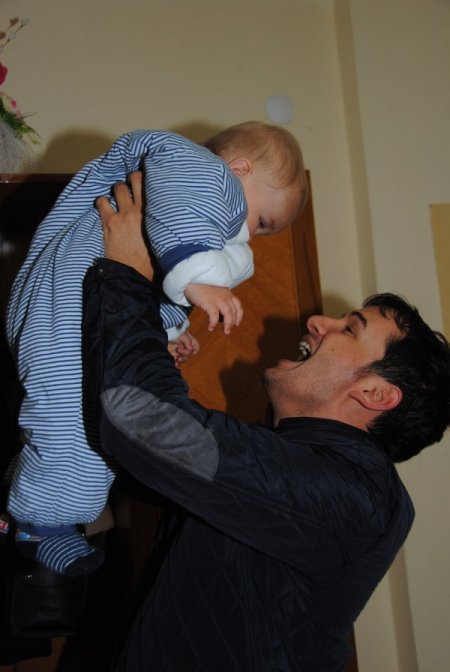 Korumalı tulumlar, bebekleri yürürken yaralanmaya karşı koruyor